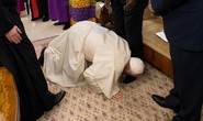 Giáo hoàng Francis quỳ gối hôn chân các lãnh đạo Nam Sudan