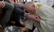 Giáo hoàng Francis rửa và hôn chân tù nhân