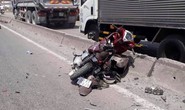 Xe máy vỡ vụn dưới bánh xe container, cô gái trẻ tử vong