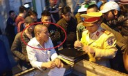 Ẩu đả sau va chạm giao thông, tài xế ôtô đâm gục đối thủ rồi vào xe cố thủ