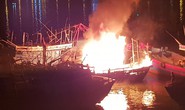 Đà Nẵng: Tàu cá trị giá 1 tỉ đồng bốc cháy dữ dội lúc rạng sáng
