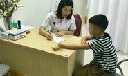 Bé 9 tuổi bị lột sạch da dương vật do tụt từ trên cây xuống
