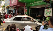 Xế hộp do nữ tài xế điều khiển bất ngờ lao thẳng vào cửa hàng ở Hà Nội