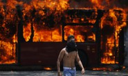 Venezuela: Bạo loạn bùng nổ, xe bọc thép được triển khai
