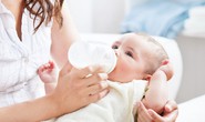 Cách để bé hết táo bón khi đổi sang sữa công thức?