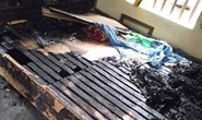 Con gái mua xăng về tưới lên giường đốt mẹ đẻ