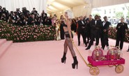Lady Gaga khoe nội y, Katy Perry hóa đèn chùm