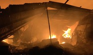 Cháy dữ dội kho phế liệu sát khu trọ công nhân ở Bình Dương