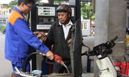 Giá xăng dầu giảm nhỏ giọt hơn 300 đồng/lít