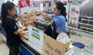 Khách hàng đi siêu thị thích thú dùng túi giấy, thùng các-tông thay túi ni-lông