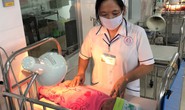 Bác sĩ, điều dưỡng thay phiên chăm sóc bé gái sơ sinh bụ bẫm bị bỏ rơi