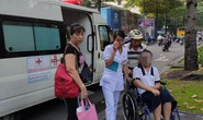 Vừa mổ xong, thí sinh được xe cứu thương chở đi thi