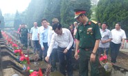 Nguyên Chủ tịch nước Trương Tấn Sang thắp hương tri ân các liệt sĩ trước ngày Giỗ trận Vị Xuyên