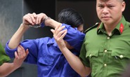 Ông trùm Hưng kính liên tục lấy tay che mặt, tránh ống kính phóng viên khi ra tòa