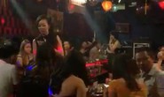 Ăn chơi thâu đêm trong quán bar 141 Nguyễn Đình Chính