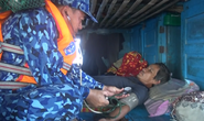 Cảnh sát biển cứu nạn, sửa giúp tàu cho ngư dân