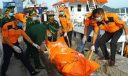 Đưa thi thể 2 thuyền viên không còn nguyên vẹn vào bờ xác định danh tính