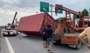 [CLIP] TP HCM: Kinh hãi xe đầu kéo tuột thùng container, đè ôtô con