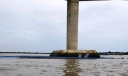 Hy hữu 2 sà lan tải trọng hơn ngàn tấn lần lượt chìm gần cầu Mỹ Lợi
