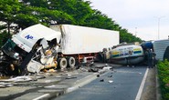 Xe đầu kéo và xe trộn bê tông bẹp dúm sau cú tông cùng chiều