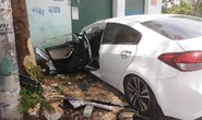 Xe ôtô 4 chỗ bất ngờ lao lên vỉa hè, tài xế và 2 mẹ con bị thương nặng