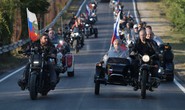 Tổng thống Putin đến buổi biểu diễn xe mô tô ở Crimea, Ukraine phản đối