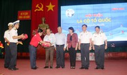 Cùng Phó Chủ tịch nước trao 1.000 lá cờ Tổ quốc để ngư dân Khánh Hòa bám biển