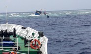 Tàu kiểm ngư cứu 13 ngư dân gặp nạn ở Trường Sa