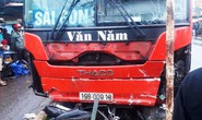 Xe khách lao vào chợ ven đường, ít nhất 3 người chết