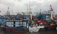 Quảng Bình: Tàu cá bị sóng đánh chìm khi vào trú bão, 2 thuyền viên gặp nạn
