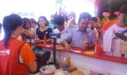 Nhiều người ngồi đồng ở đại lý Vietlott để chơi vé số Keno