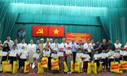 Phó Thủ tướng Thường trực Trương Hòa Bình tặng quà học sinh dân tộc Chăm TP HCM