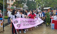 Giới trẻ Cần Thơ đội mưa cổ vũ Nguyễn Bá Vinh thi chung kết Đường lên đỉnh Olympia