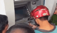 [Clip] Nhóm người Trung Quốc gắn thiết bị điện tử vào máy ATM đánh cắp mật khẩu, rút tiền