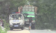 Tài xế xe chở quá tải cầm giấy tờ trình diện trong nhà người dân?