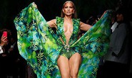 Jennifer Lopez hở “tứ bề” trên sàn catwalk