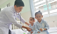 Can thiệp bít dù để cứu 2 chị em song sinh bị tim bẩm sinh