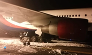 Máy bay xuất phát từ Cam Ranh cháy càng hạ cánh ở Nga, 49 người bị thương