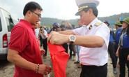 Cờ Tổ quốc đến tay ngư dân đảo Thổ Chu