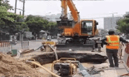 VIDEO: Đường bất ngờ sụp lún, tạo hố khổng lồ ở TP HCM