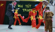Đại sứ Mỹ múa lân, nặn bánh trung thu cùng trẻ em khuyết tật