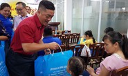 Tặng quà trung thu cho con công nhân khó khăn
