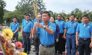 Đoàn về nguồn LĐLĐ TP HCM dâng hương Đài tưởng niệm tại Nghĩa trang Hàng Dương