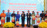 Chủ tịch Quốc hội tặng quà cho đoàn viên, công nhân lao động Đắk Lắk