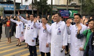 Clip: Giám đốc Bệnh viện K hoà giọng tiễn bệnh nhân ung thư về quê ăn Tết