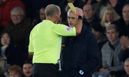 HLV Mourinho nói gì khi bị trọng tài phạt thẻ?