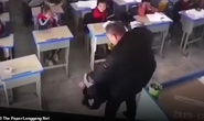Thầy giáo bạo hành nữ sinh tới mức bạn học phải trốn xuống gầm bàn