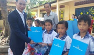 Báo Người Lao Động trao quà Tết cho học sinh nghèo Cần Thơ