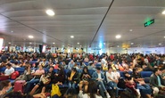 Đường ra sân bay vắng, máy bay xếp hàng chờ cất cánh ở Tân Sơn Nhất