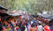 Hàng vạn du khách chen chân đổ về khai hội chùa Hương